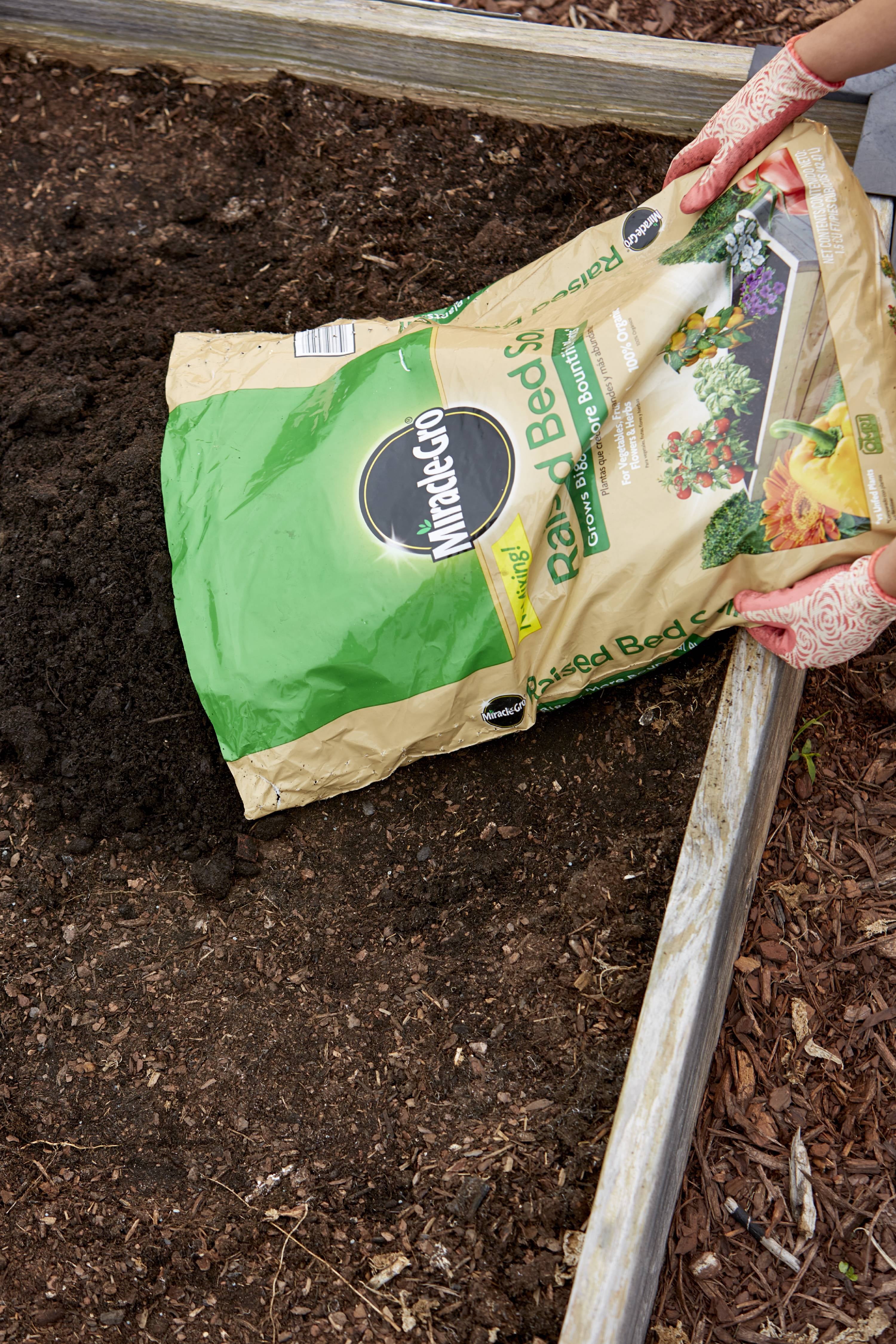 Miracle-Gro Raised Bed Soil, 1.5 cu. ft.