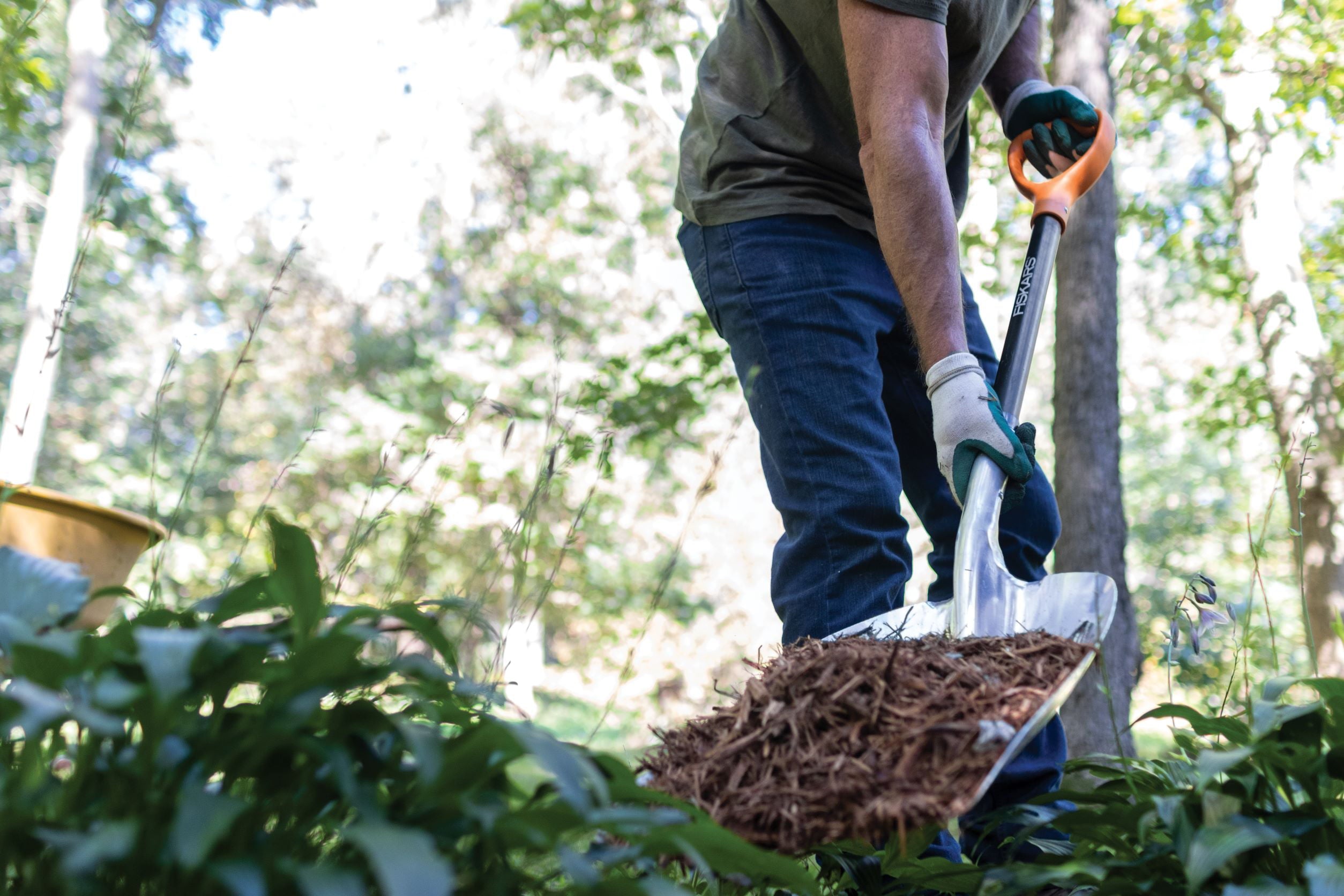 Fiskars D-Handle Scoop Shovel, Large Aluminum Head Garden Shovel